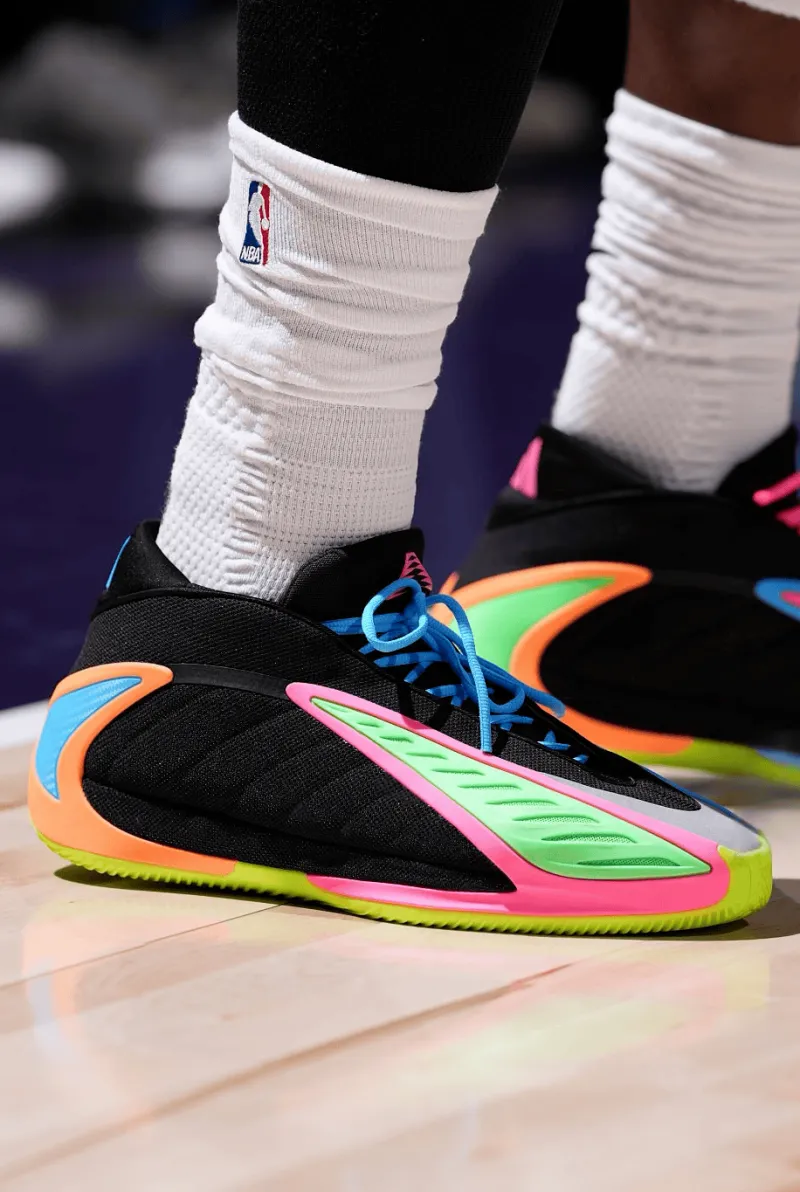 开云娱乐-爱德华兹穿着彩色AE2,空砍36分2篮板5助攻1抢断