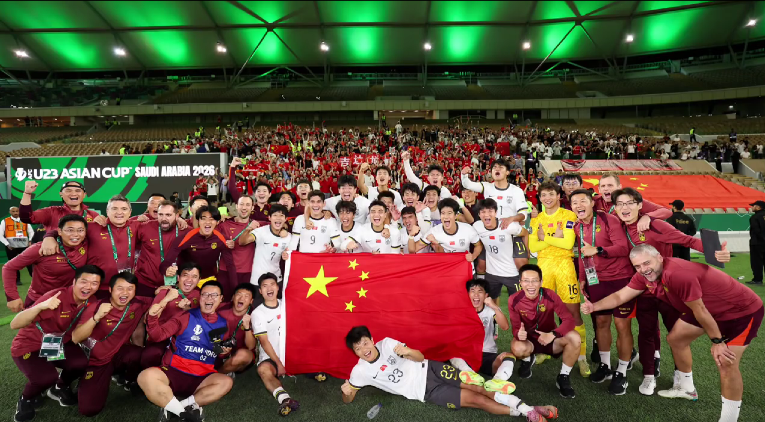 开云入口-有爱!鲍世蒙爸妈率10位家人为国足加油,安东尼奥吃惊全队哄堂大笑